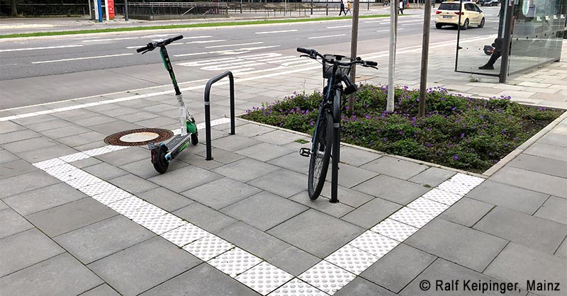 Ein Abstellplatz für Fahrräder ist durch Noppenplatten eingegrenzt