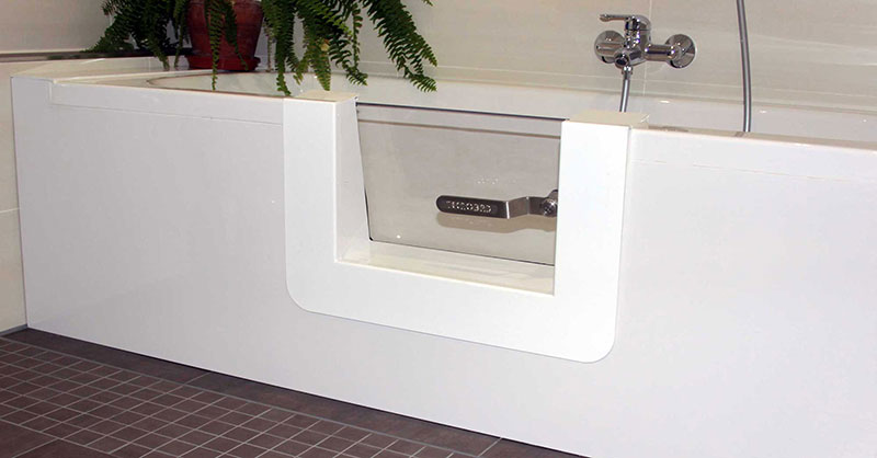 Absolut wasserdichte Badewannentür für leichteren Einstieg