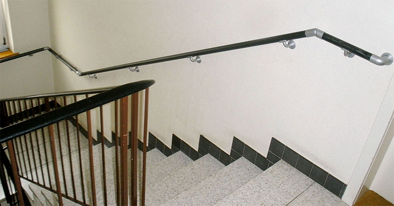 wandseitig montierter 2. Handlauf im Mehrfamilienhaus