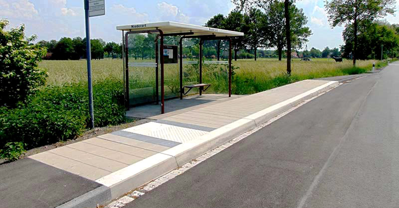 Bushaltestelle mit Bodenindikatoren auf einer Landstraße