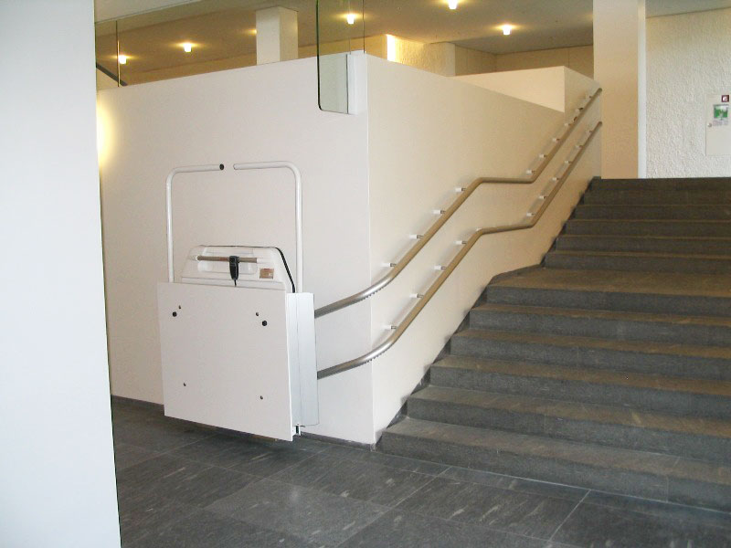 Treppenplattformlift EA6 an der Innentreppe eines öffentlichen Gebäudes