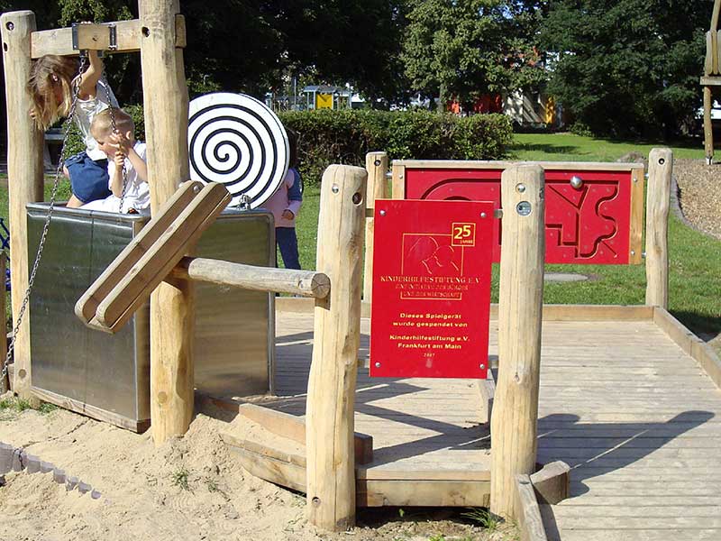 Integrativer Spielplatz für kleine und große Kinder, Menschen mit Behinderungen