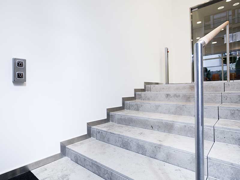 Hebeplattform mit Marmorbelag in Treppe eines Einkaufszentrums