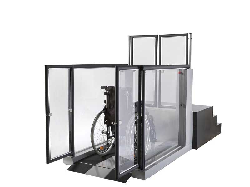 Hebeplattform LP7 mit Rollstuhl, mit Treppenpodest und geschlossener oberer Tür