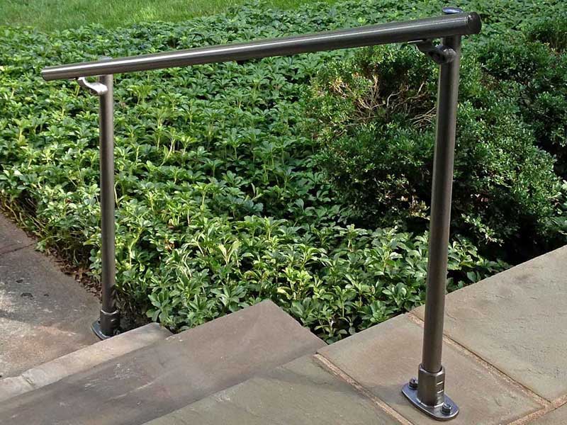 Einfaches Geländer an kleiner Gartentreppe montiert aus Bausatz
