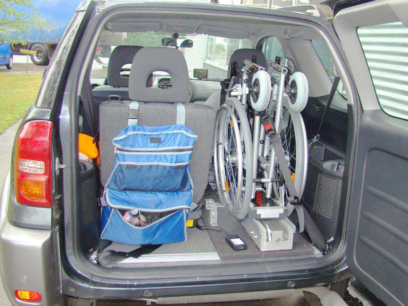 geöffnetes Heck eines Toyota Kombi, Rollstuhl nimmt den Platz eines ausgebautem Rücksitzes ein