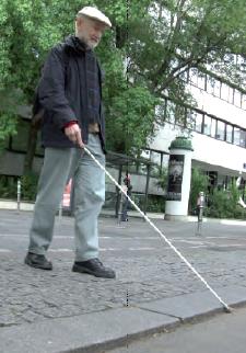Fußgänger mit Langstock Fußgänger mit Langstock