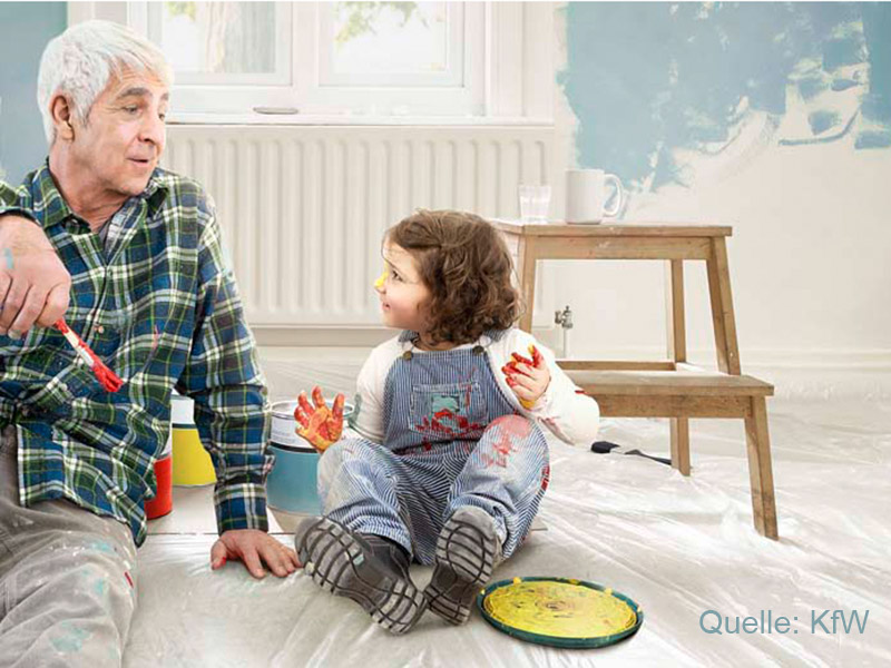 Senior sitz mit Kind auf dem Fußboden einer zu renovierenden Wohnung