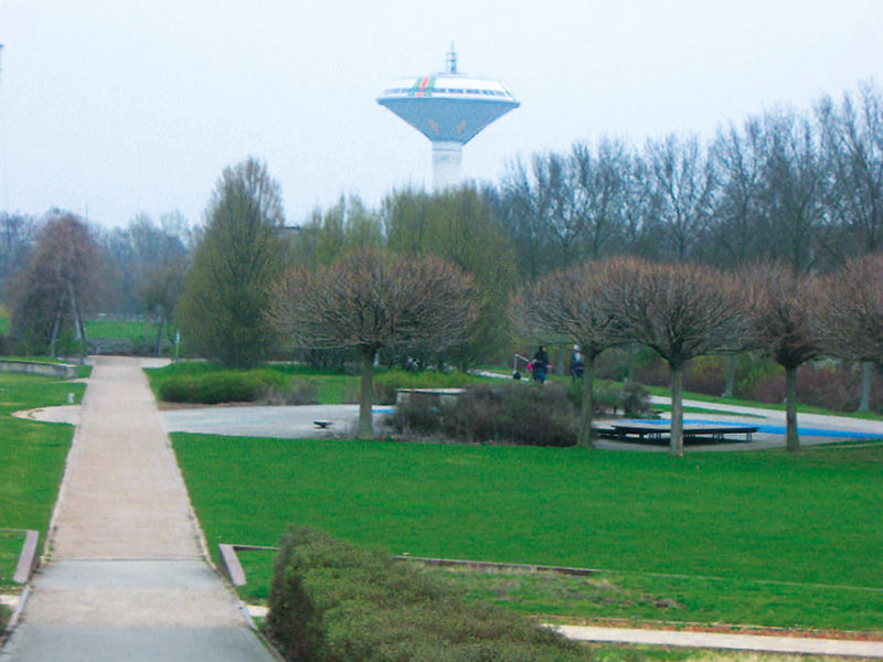 Park mit Weg und Grünfläche und weit entferntem Turm