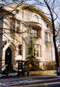Typisches Beispiel einer Villa, wo Erker und Balkone nur schm�ckendes Beiwerk an der Fassade sind.