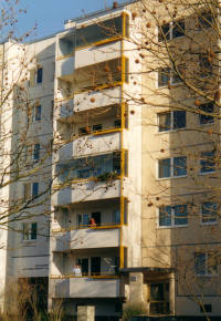 Balkone mit einer neuen Br�stungskonstruktion bei Beibehaltung der Loggienw�nde, dennoch mit einer Grundrissvergr��erung