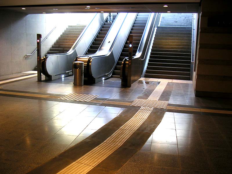 Leitsystem in der S-Bahn Leipzig. Auf die abgehende Rolltreppe wird nur durch ein Abzweigefeld hingewiesen.