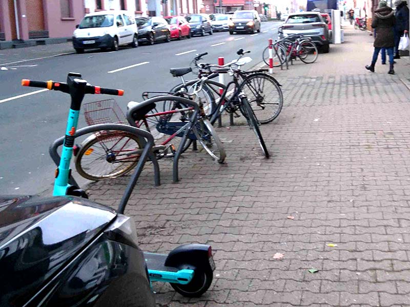 abgestellte Fahrräder auf einem Gehweg ohne Leitsystem