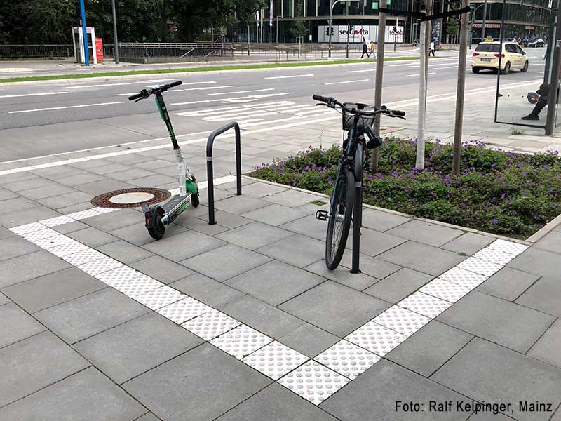 Ein Stellplatz für Fahrräder ist durch Noppenplatten eingegrenzt
