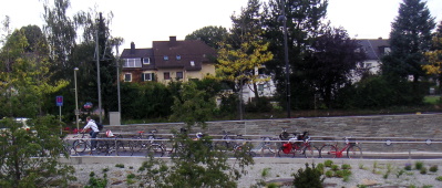 Foto: Die Rampe mit 6 % Neigung und Zwischenpodesten erfordert eine große Länge. Das Geländer wird teilweise von angeschlossenen Rädern blockiert.