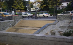 Foto: Treppenanlage mit Kontraststreifen an der obersten und untersten Stufe des Treppenlaufes