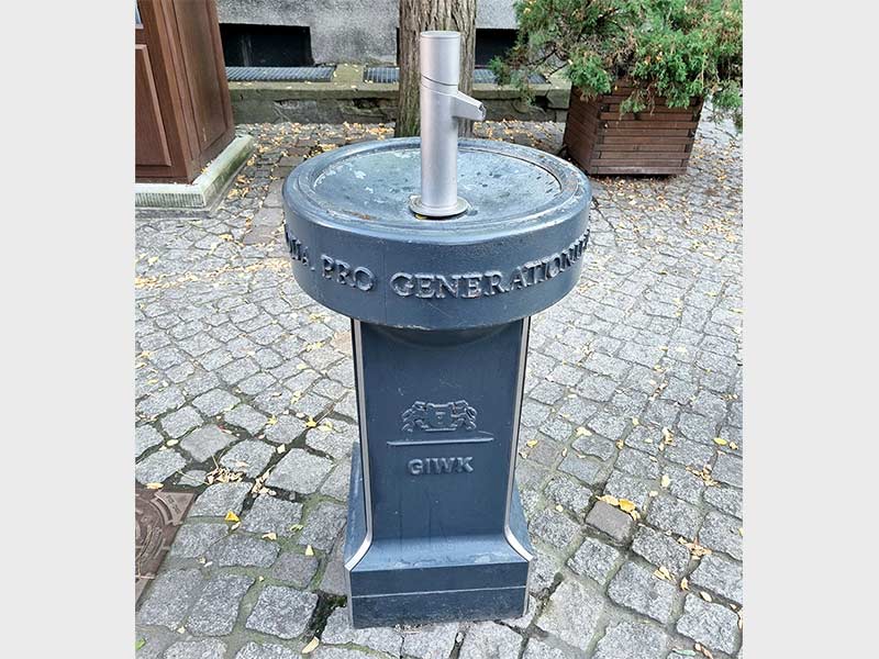 Trinkbrunnen mit rundem Becken und eckiger Säule
