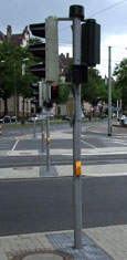 Lichtsignalanlage mit akustischem und taktilem Zusatzsignal