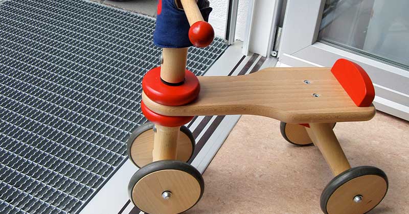 Laufrad &uuml;berquert eine schwellenlose Terrassent&uuml;r