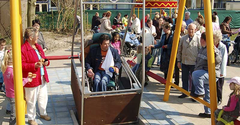 Rollstuhlfahrerschaukel auf einem Spielplatz in Aktion