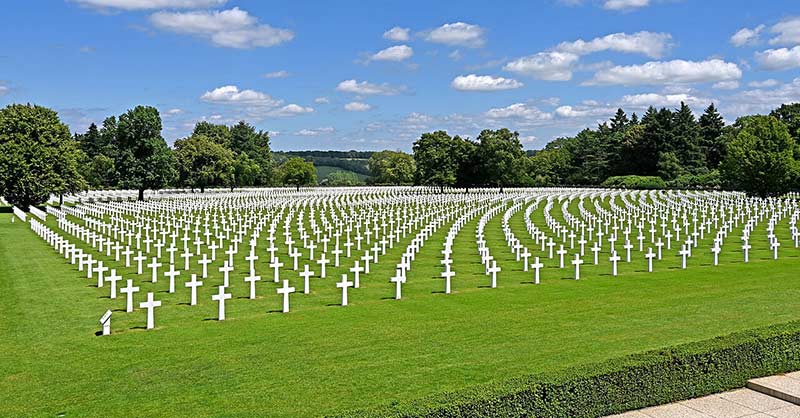 Gr&auml;berreihen auf Soldatenfriedhof