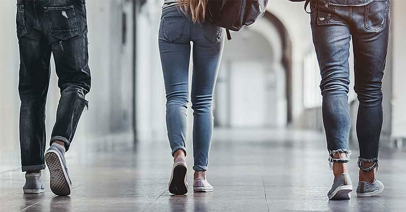 Sch&uuml;ler laufen &uuml;ber den Schulfur