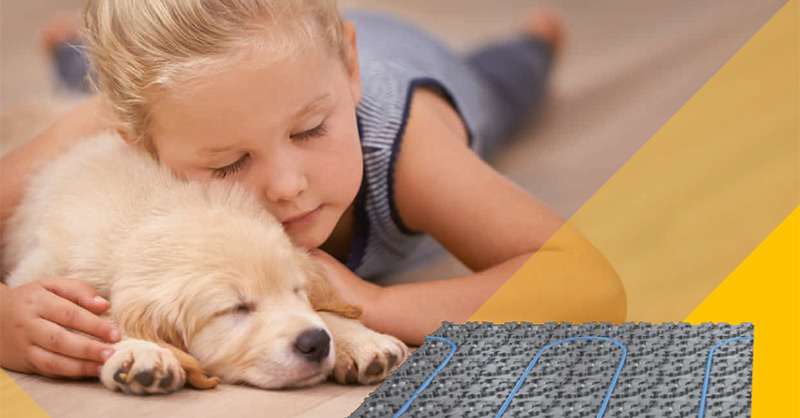 Kind mit Hund auf einem Fußboden mit elektrischer Heizung