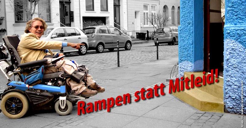 Poster von Kassandra Ruhm Rampen statt Mitleid Rollstuhlfahrer vor einem Eckladen mit Stufen