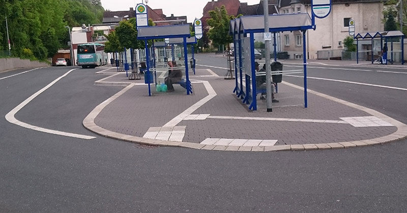 Leitsystem einer Bushaltestelle führt zu der Halteposition der 1. Bustür