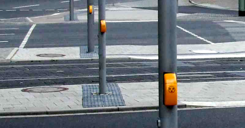 Ampelanlage an einer Straßenkreuzung