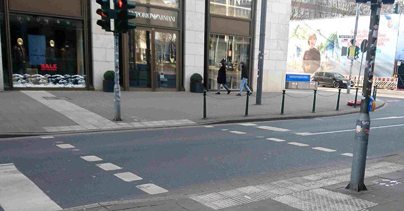 Überquerungsstelle mit differenzierter Bordhöhe und Ampel