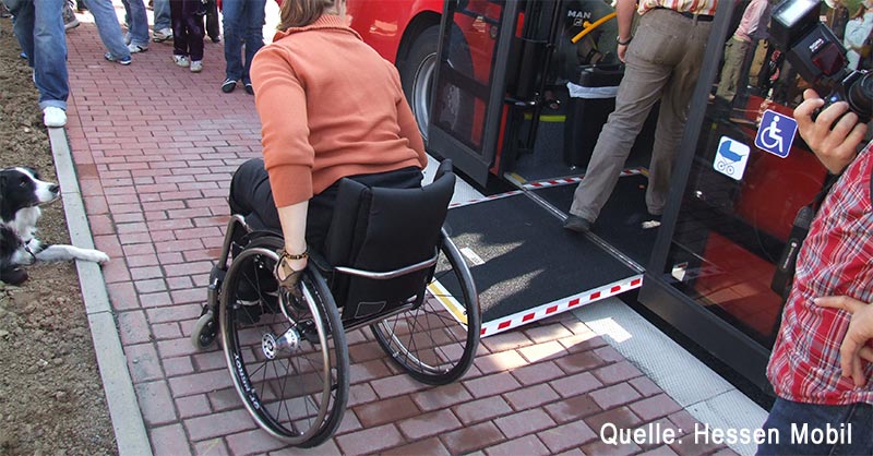 Rollstuhlfahrerin rangiert vor dem Buseinstieg
