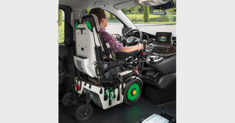 Rollstuhl wird in Behindertenfahrzeug geschoben