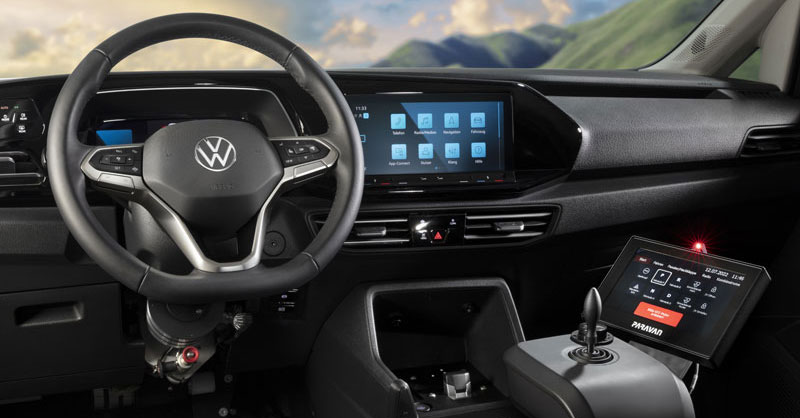 Digitales Fahr- und Lenksystem Cockpit eines PKW mit Joystick und Touch Display