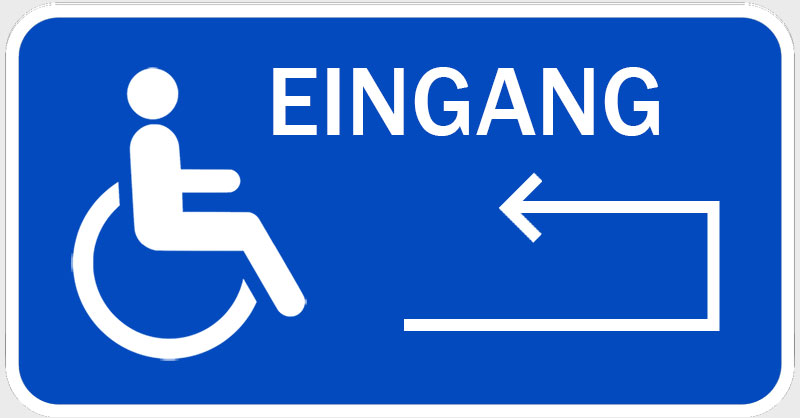 Hinweisschild f&uuml;r barrierefreien Eingang auf R&uuml;ckseite des Hauses