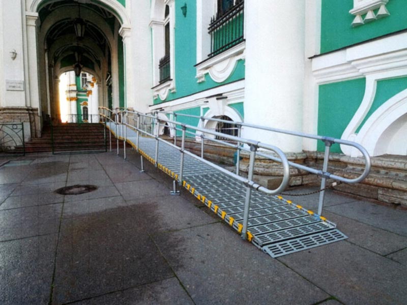 Rampe vor Treppenaufgang eines &ouml;ffentlichen Geb&auml;udes in Petersburg