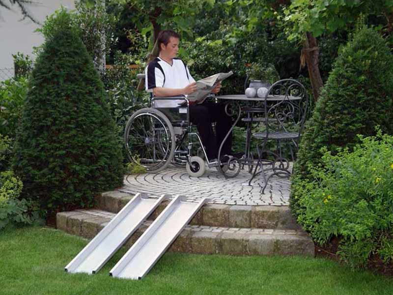 Rollstuhlrampe überbrückt 2 Stufen im Garten