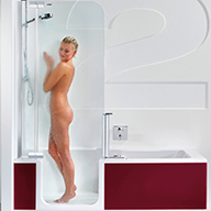 Frau duscht in einer Duschbadewanne mit integrierter Glastür