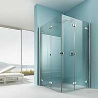 Bodengleiche Dusche mit geschlossenen Falttüren aus Glas.
