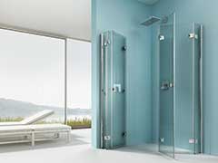Das moderne Badezimmer ist ausgestattet mit bodengleicher Dusche mit geöffneten Falttüren.