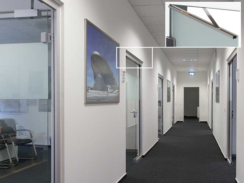 Büroflur - Zimmertüren aus Glas mit Porti Türöffnungsbegrenzer