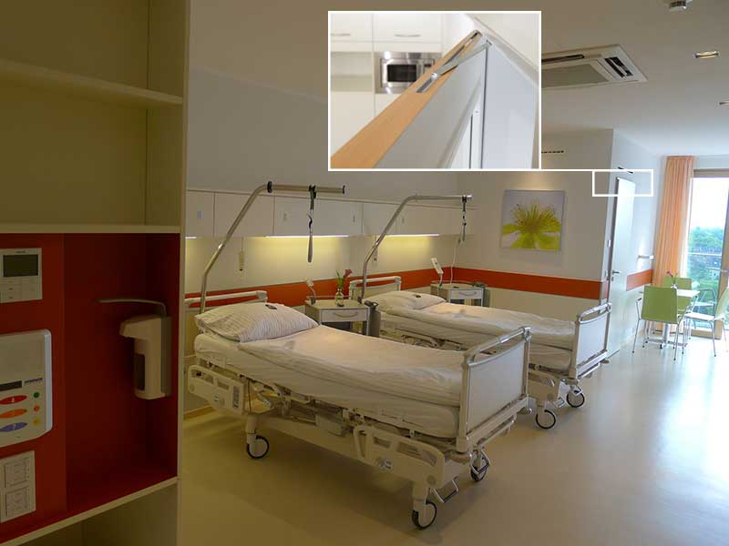 2-Bett-Krankenzimmer, Eingangstür aus Holz mit Türöffnungsbegrenzer