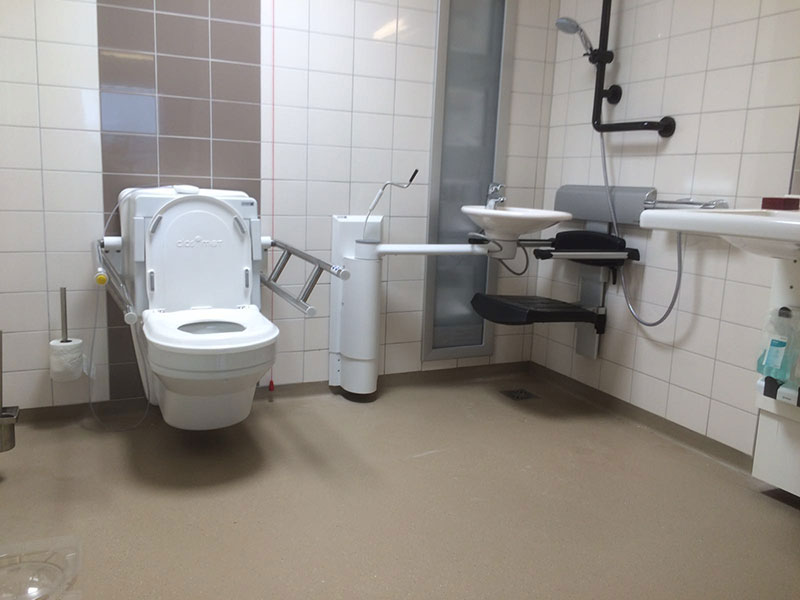 Lift-Toilette im Pflegebad