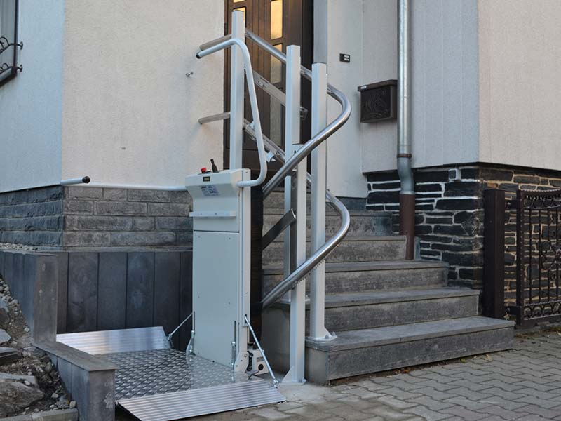 Treppenplattformlift außen am Haus