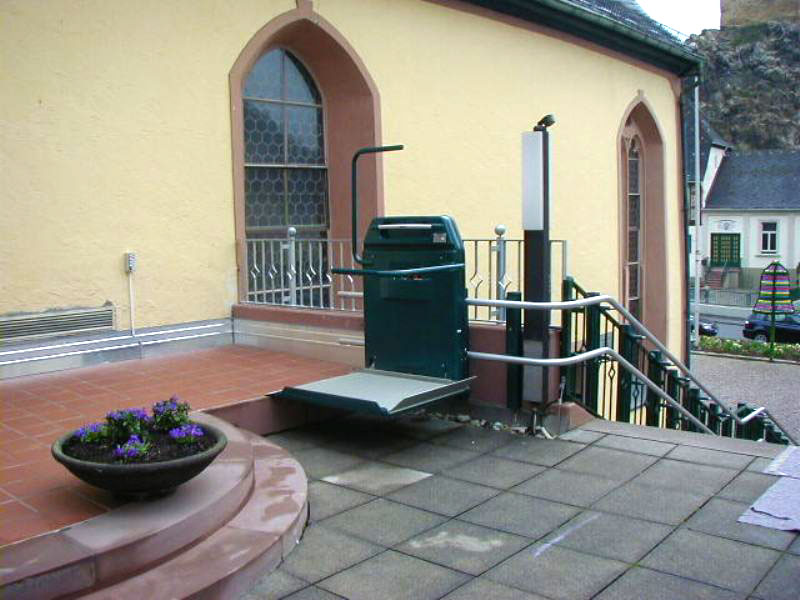 Treppenplattformlift EA6 im Außenbereich eines öffentlichen Gebäudes