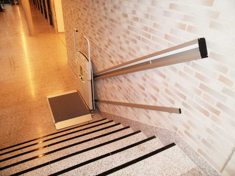 Treppenplattformlift EA7 im Treppenflur eines Schulgebäudes