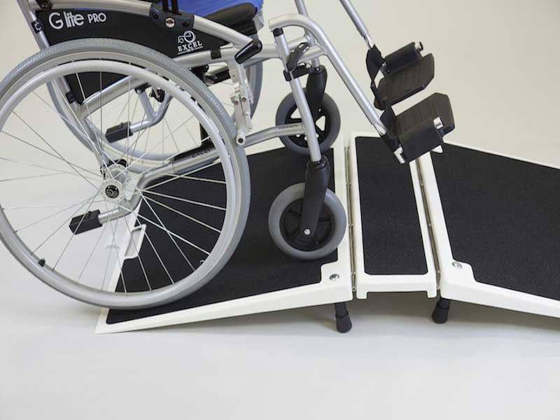 GFK-Brückenrampe, mit Rollstuhl