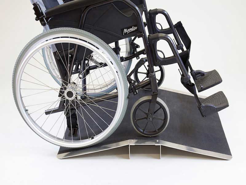 Rollstuhl überfährt NBR Brückenrampe