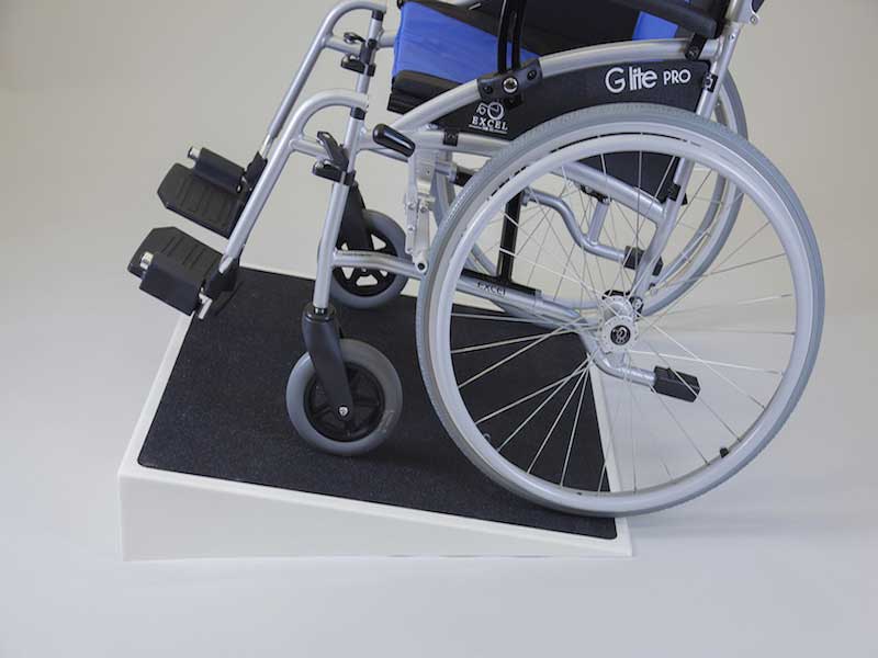 GFK-Stufenrampe Typ T mit Rollstuhl