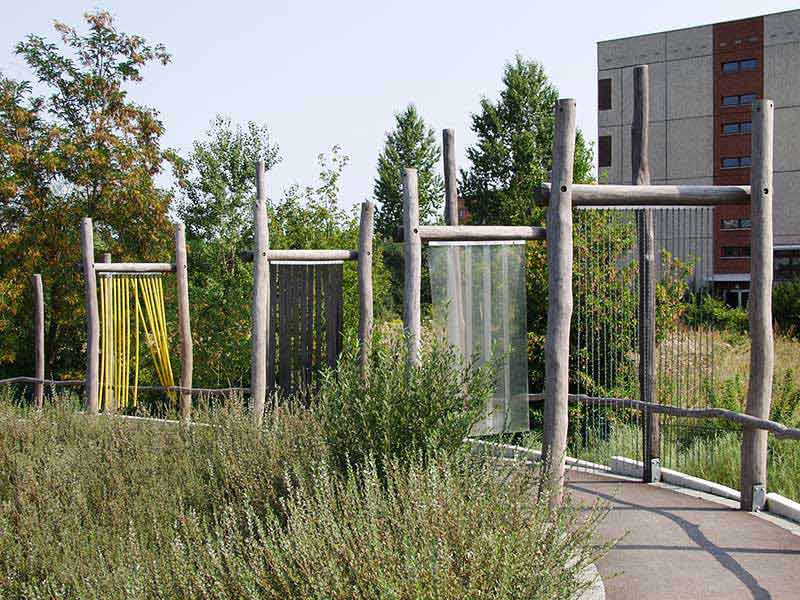 Gefühsldusche: Vier Tore im Freien mit Vorhängen aus verschiedenen Materialien